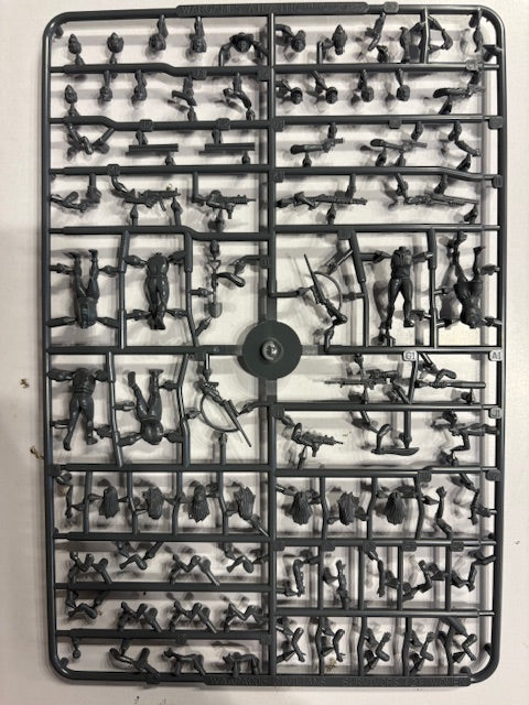 Wargames Atlantic Women SINGLE SPRUE Civilians & Survivors (2):